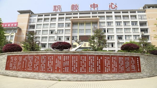 初中畢業(yè)上什么學校（初中畢業(yè)上什么學校可以當老師）