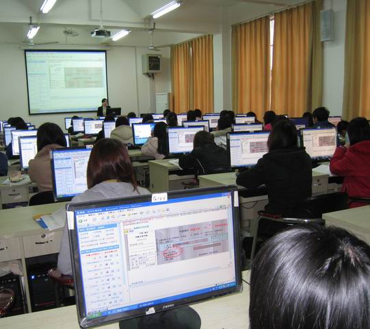 2021年四川讀電子商務學校要分數(shù)嗎？