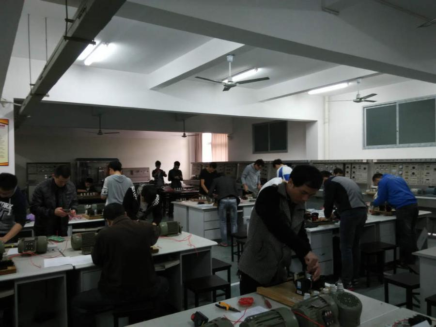 2022年成都鐵路技工學(xué)校的學(xué)費(fèi)和費(fèi)用是多少？