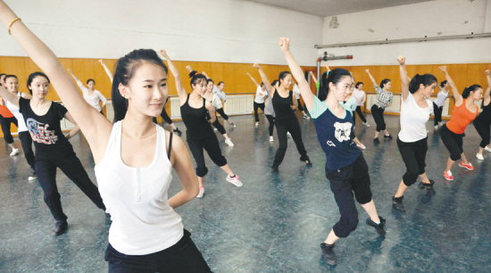 2022年四川彝文學(xué)校的學(xué)費、收費是多少？