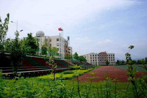 成都石化工業(yè)學校怎么樣？