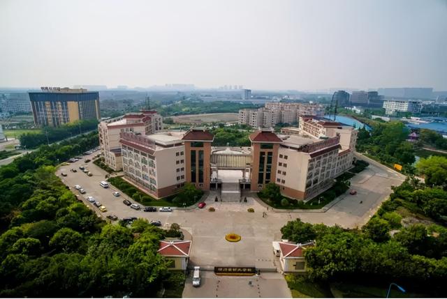 包含適合初中畢業(yè)生就讀的職業(yè)學校的詞條