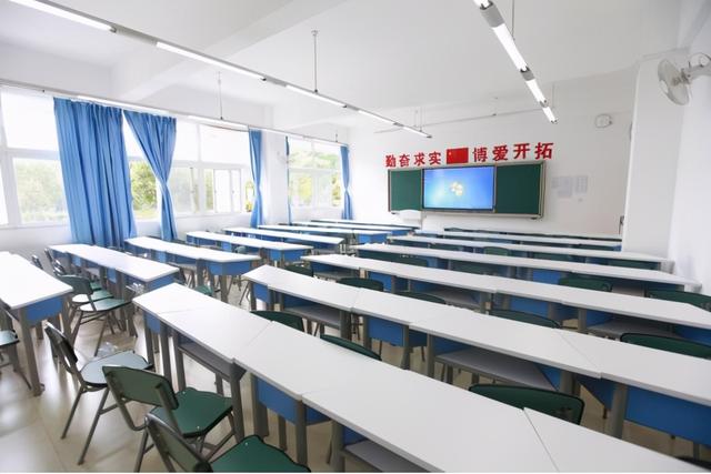 包含適合初中畢業(yè)生就讀的職業(yè)學校的詞條