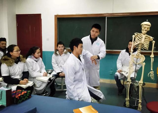 包含適合初中畢業(yè)生就讀的職業(yè)學校的詞條
