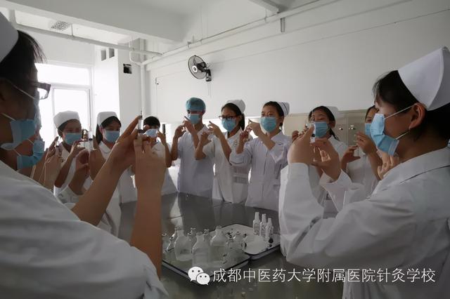 包含適合初中畢業(yè)生就讀的職業(yè)學校的詞條