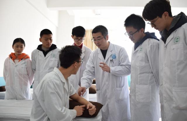 包含適合初中畢業(yè)生就讀的職業(yè)學校的詞條
