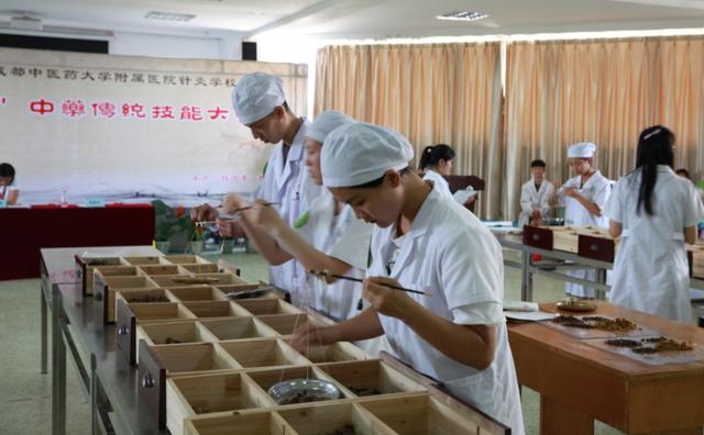 包含適合初中畢業(yè)生就讀的職業(yè)學校的詞條