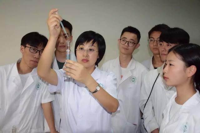 包含適合初中畢業(yè)生就讀的職業(yè)學校的詞條
