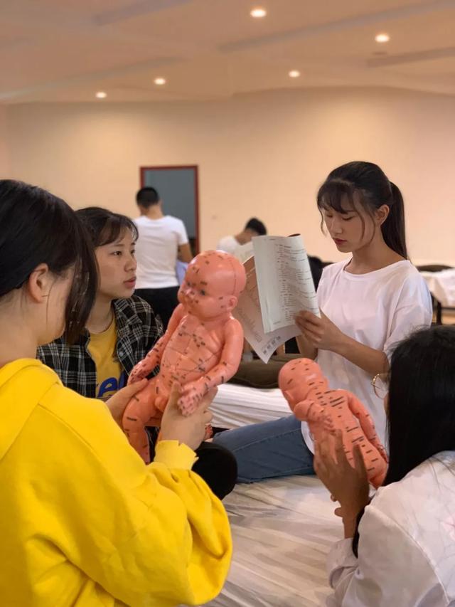 包含適合初中畢業(yè)生就讀的職業(yè)學校的詞條