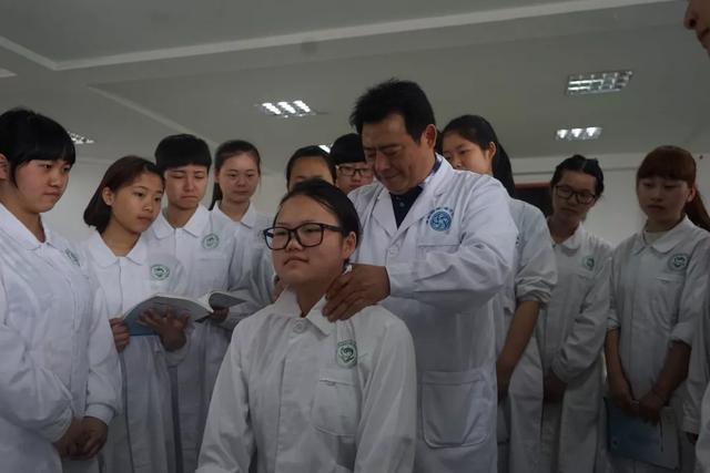 包含適合初中畢業(yè)生就讀的職業(yè)學校的詞條