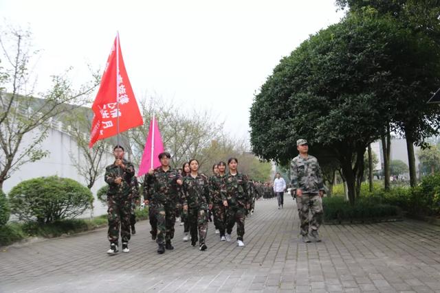 包含適合初中畢業(yè)生就讀的職業(yè)學校的詞條