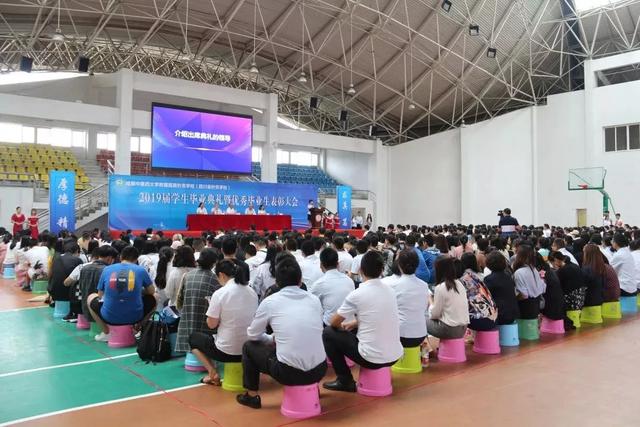 包含適合初中畢業(yè)生就讀的職業(yè)學校的詞條