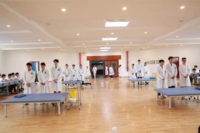 包含適合初中畢業(yè)生就讀的職業(yè)學校的詞條