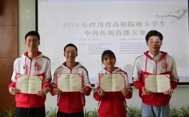 包含適合初中畢業(yè)生就讀的職業(yè)學校的詞條