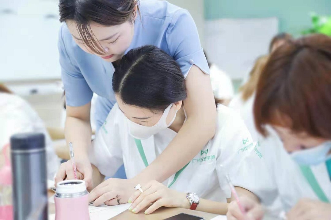 包含?？谀睦镉姓?guī)學(xué)美容學(xué)校的詞條
