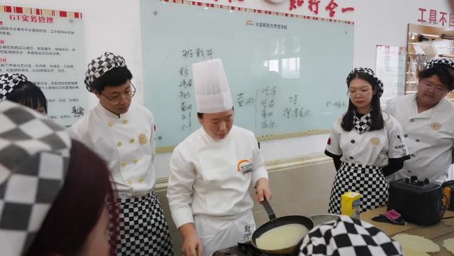 初中畢業(yè)想學廚師上哪個學校(學廚師在哪里學最好)
