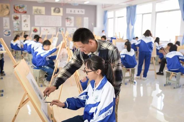 什么學校適合初中畢業(yè)生(新疆適合初中畢業(yè)生上的學校)