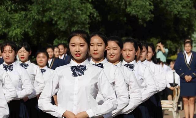 什么學校適合初中畢業(yè)生(新疆適合初中畢業(yè)生上的學校)