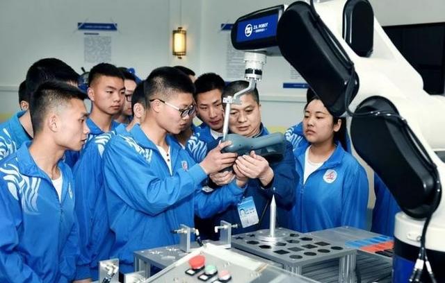 什么學校適合初中畢業(yè)生(新疆適合初中畢業(yè)生上的學校)