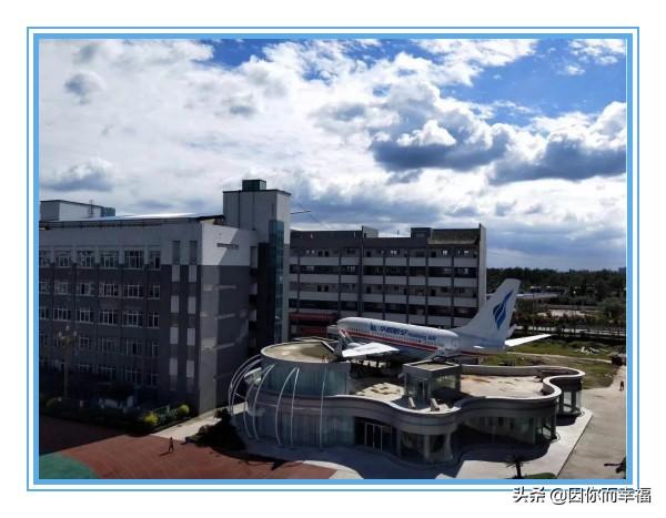四川省高鐵學校學費(高鐵乘務員專業(yè)的學校學費)