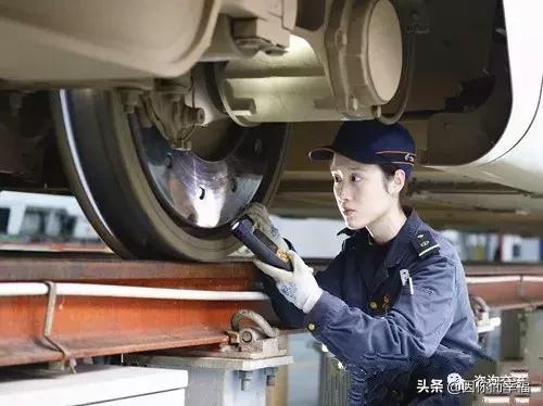 四川省高鐵學校學費(高鐵乘務員專業(yè)的學校學費)