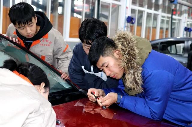 成都汽車類專業(yè)學(xué)校(成都外國(guó)語(yǔ)專業(yè)學(xué)校)