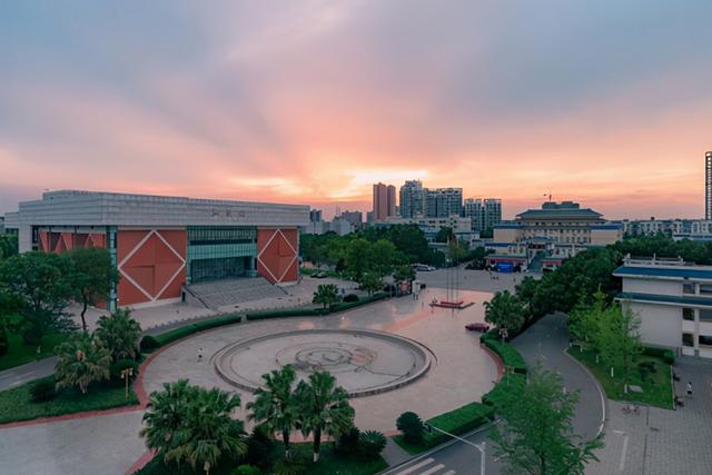 成都商務職業(yè)技術學院(成都商務職業(yè)技術學院官網(wǎng))