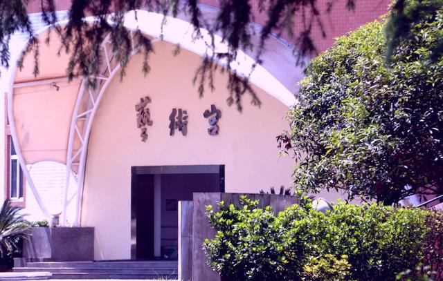 成都藝術(shù)職業(yè)學(xué)院學(xué)費(成都藝術(shù)職業(yè)學(xué)院鄧一)