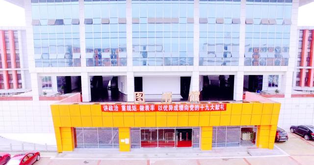 成都藝術(shù)職業(yè)學(xué)院學(xué)費(成都藝術(shù)職業(yè)學(xué)院鄧一)