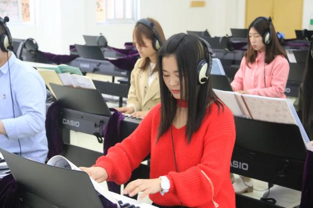 成都藝術(shù)職業(yè)學(xué)院學(xué)費(成都藝術(shù)職業(yè)學(xué)院鄧一)