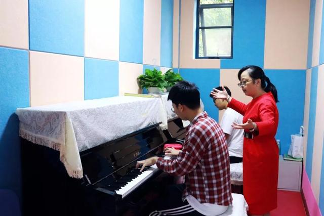 成都藝術(shù)職業(yè)學(xué)院學(xué)費(成都藝術(shù)職業(yè)學(xué)院鄧一)