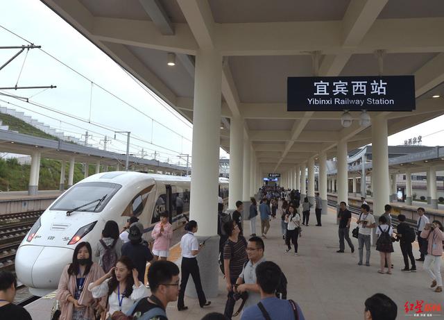 樂(lè)山高鐵乘務(wù)員學(xué)校學(xué)費(fèi)(高鐵乘務(wù)員學(xué)校學(xué)費(fèi)多少)