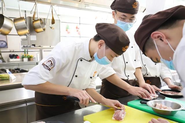 男孩子初中學歷學什么專業(yè)好(男生初中畢業(yè)學什么專業(yè)有前途)