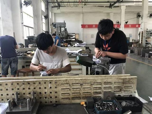 雅安職業(yè)中學(xué)(雅安職業(yè)中學(xué)02級)