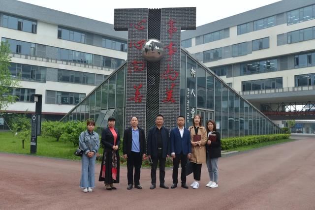 成都高級(jí)職業(yè)中學(xué)(成都高級(jí)職稱評(píng)審條件和材料)